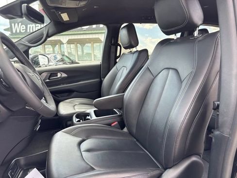 Used 2025 Chrysler Pacifica Select FWD image 14