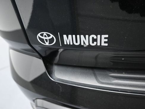 Used 2025 Toyota Sequoia Capstone AWD/4WD image 38