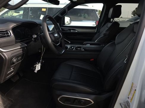 Used 2025 Jeep Wagoneer L Series II image 3