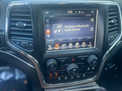 Used 2017 Jeep Grand Cherokee Overland AWD/4WD image 34