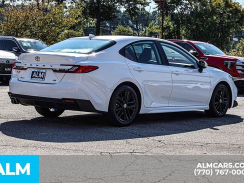 Used 2025 Toyota Camry SE image 6