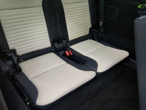 Used 2024 Land Rover Discovery Metropolitan Edition AWD/4WD image 31
