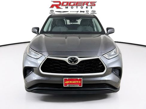Used 2024 Toyota Highlander LE AWD/4WD image 7