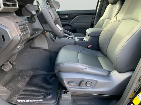 New 2025 Toyota Tacoma Limited AWD/4WD image 9
