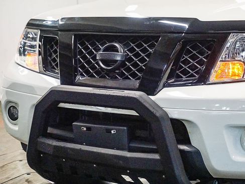 Used 2020 Nissan Frontier SV w/ Midnight Edition Floor Mats image 8