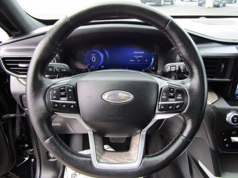 Used 2020 Ford Explorer Platinum w/ Premium Technology Package AWD/4WD image 18