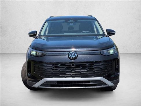 Certified 2026 Volkswagen Tiguan SE w/ Panoramic Sunroof Package FWD image 2