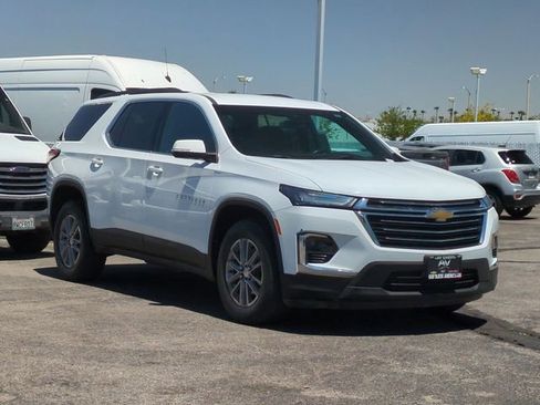Used 2023 Chevrolet Traverse LT FWD image 2