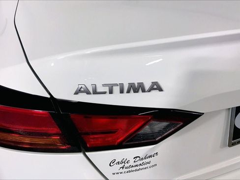 Used 2025 Nissan Altima 2.5 SV FWD image 8