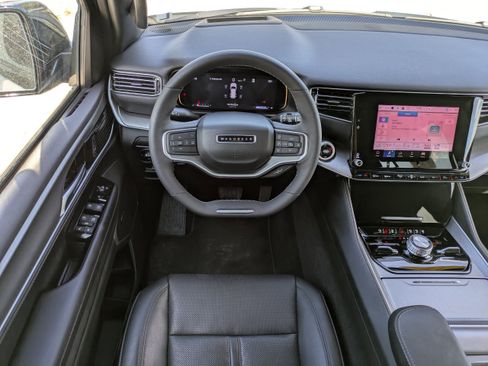 Used 2025 Jeep Wagoneer L Series III image 14