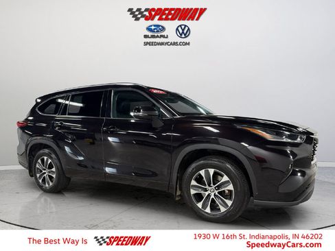 Used 2021 Toyota Highlander XLE AWD/4WD image 1