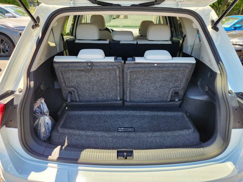 Used 2020 Volkswagen Tiguan SE w/ 3rd Row Seat Package AWD/4WD image 19