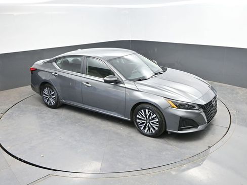 Used 2025 Nissan Altima 2.5 SV FWD image 24