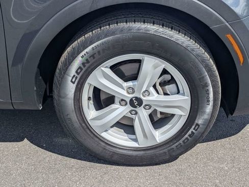 Used 2024 Kia Sorento LX image 11