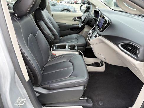 Used 2024 Chrysler Pacifica Touring-L image 25