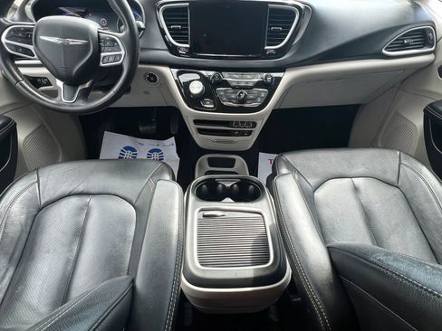 Used 2022 Chrysler Pacifica Touring-L image 15