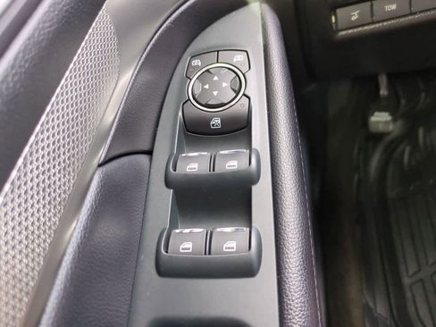 Used 2018 Ford Explorer XLT w/ Equipment Group 201A FWD image 22