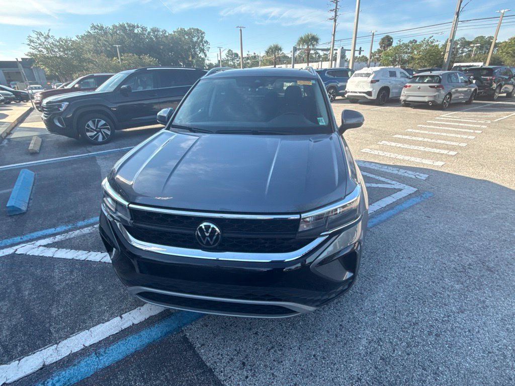 Certified 2024 Volkswagen Taos SE w/ Panoramic Sunroof Package FWD image 5