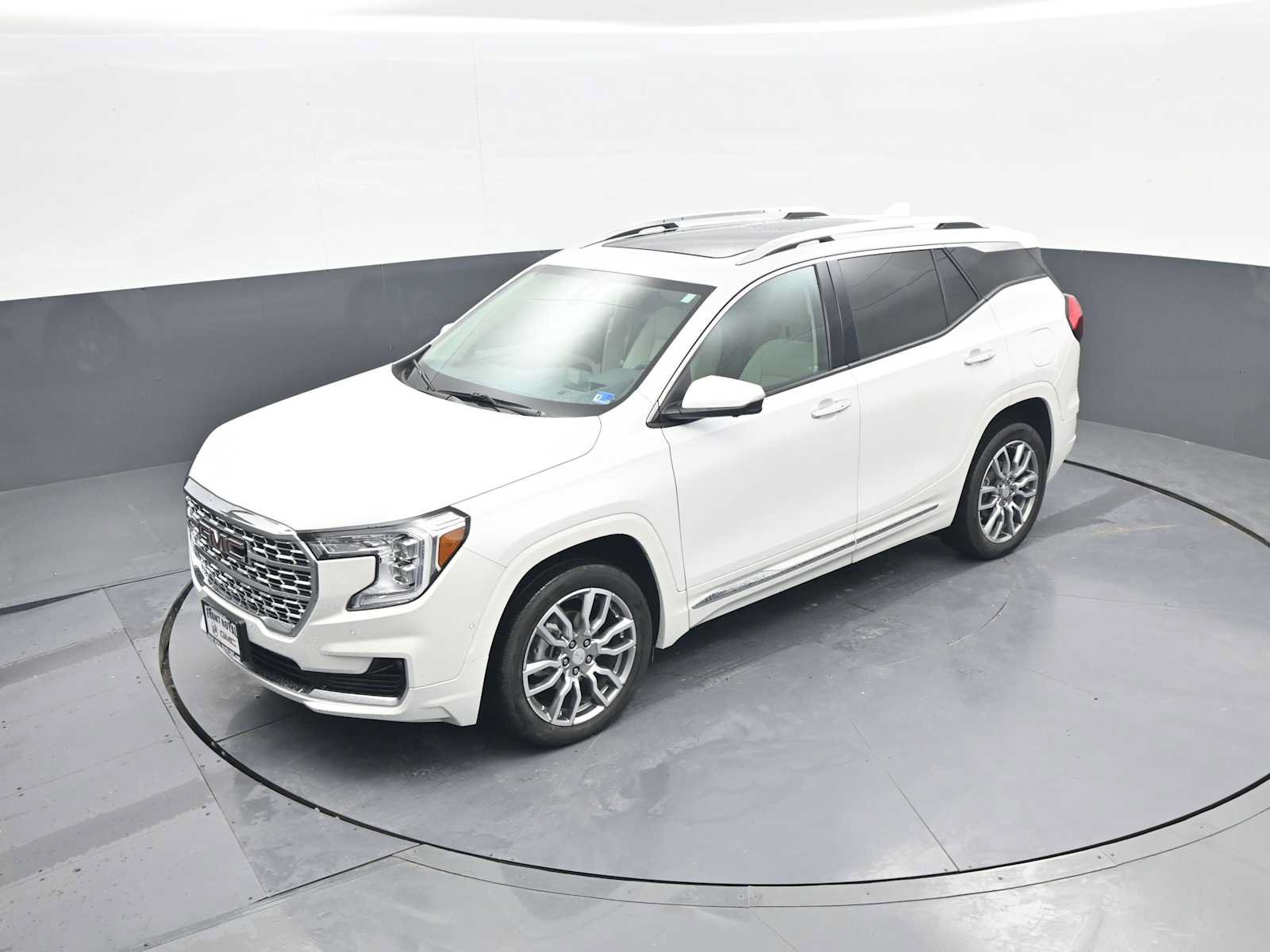 Used 2024 GMC Terrain Denali w/ Denali Premium Package AWD/4WD image 42