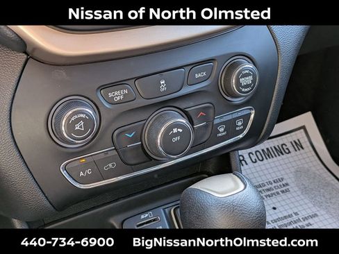 Used 2015 Jeep Cherokee Latitude w/ Cold Weather Group FWD image 19