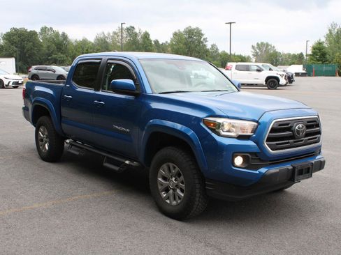 Used 2018 Toyota Tacoma SR5 AWD/4WD image 3