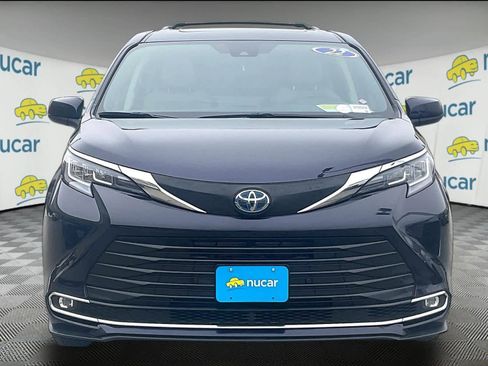 Used 2022 Toyota Sienna XLE w/ XLE Plus Package image 2
