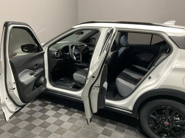 Used 2023 Nissan Kicks SR w/ SR Premium Package FWD image 13