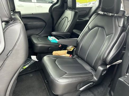 Used 2026 Chrysler Pacifica Select FWD image 8