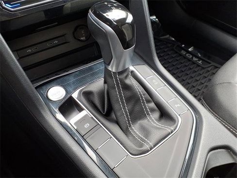 Used 2025 Volkswagen Taos SE image 18