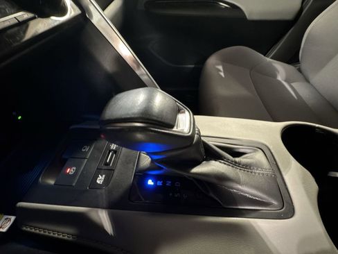 Used 2021 Toyota Venza LE image 27