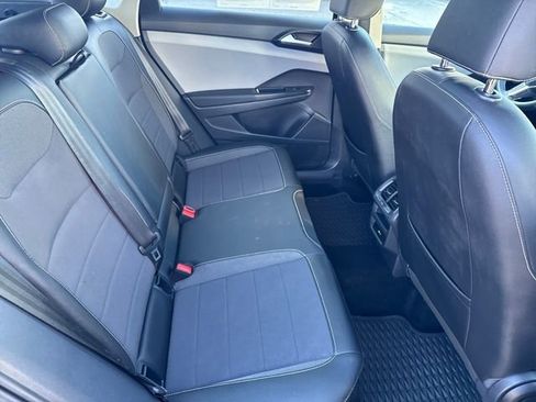 Certified 2022 Volkswagen Taos SE w/ Panoramic Sunroof Package image 34