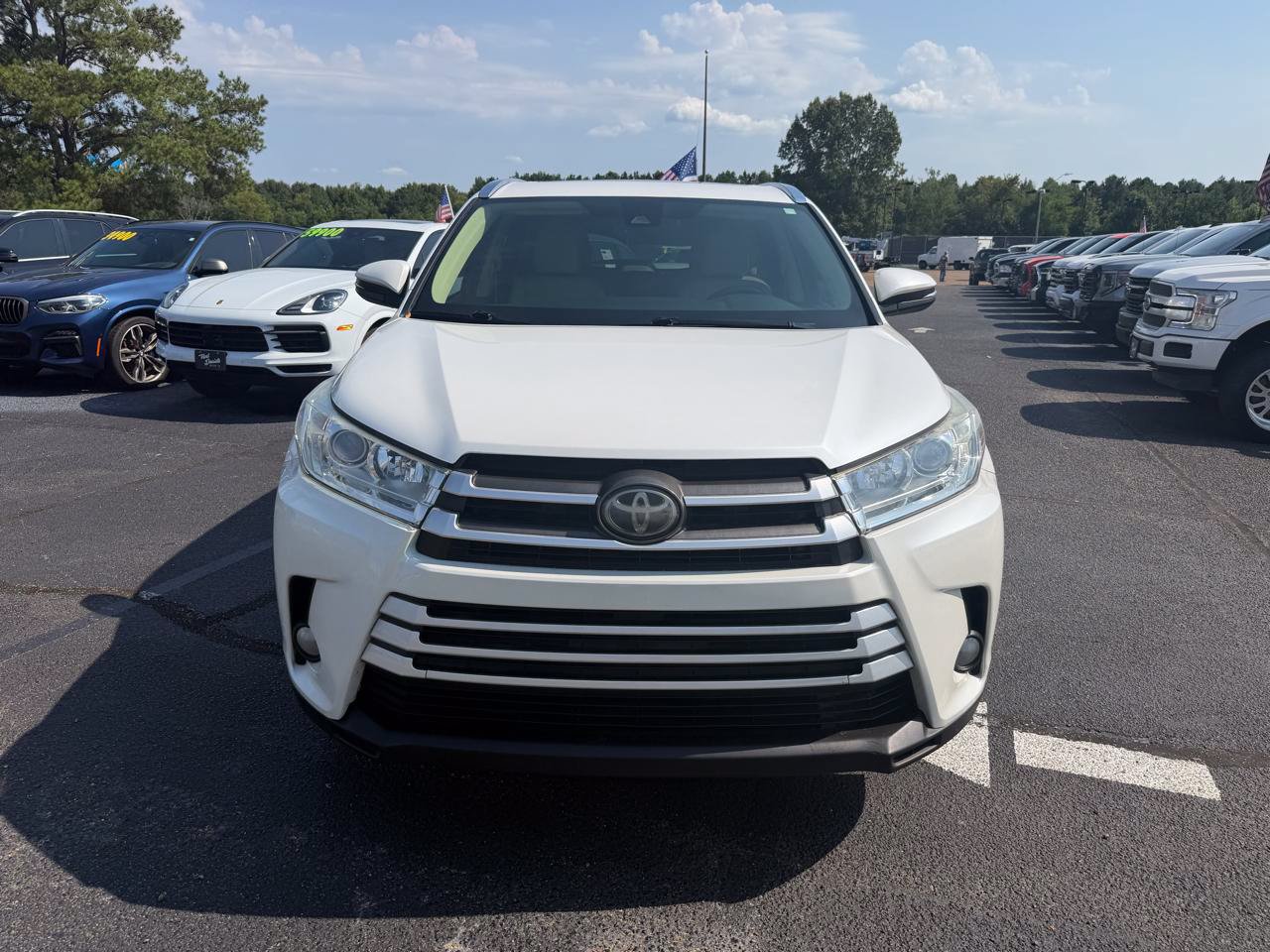 Used 2019 Toyota Highlander XLE FWD image 2