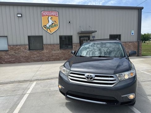 Used 2012 Toyota Highlander SE FWD image 4