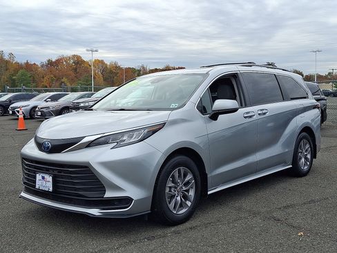 Used 2024 Toyota Sienna LE image 3