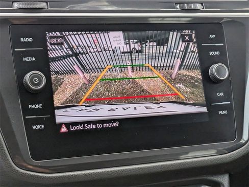 Used 2024 Volkswagen Tiguan SE image 17