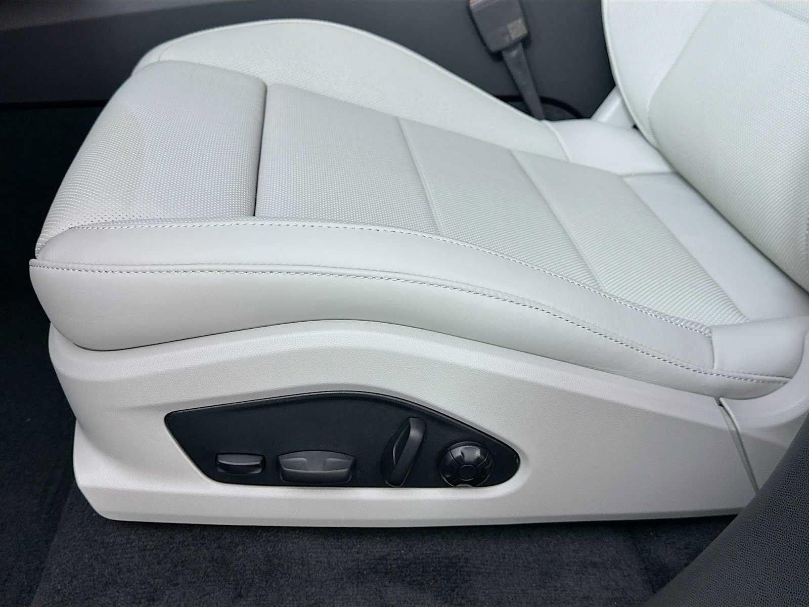 Used 2026 Porsche Macan Electric RWD image 13