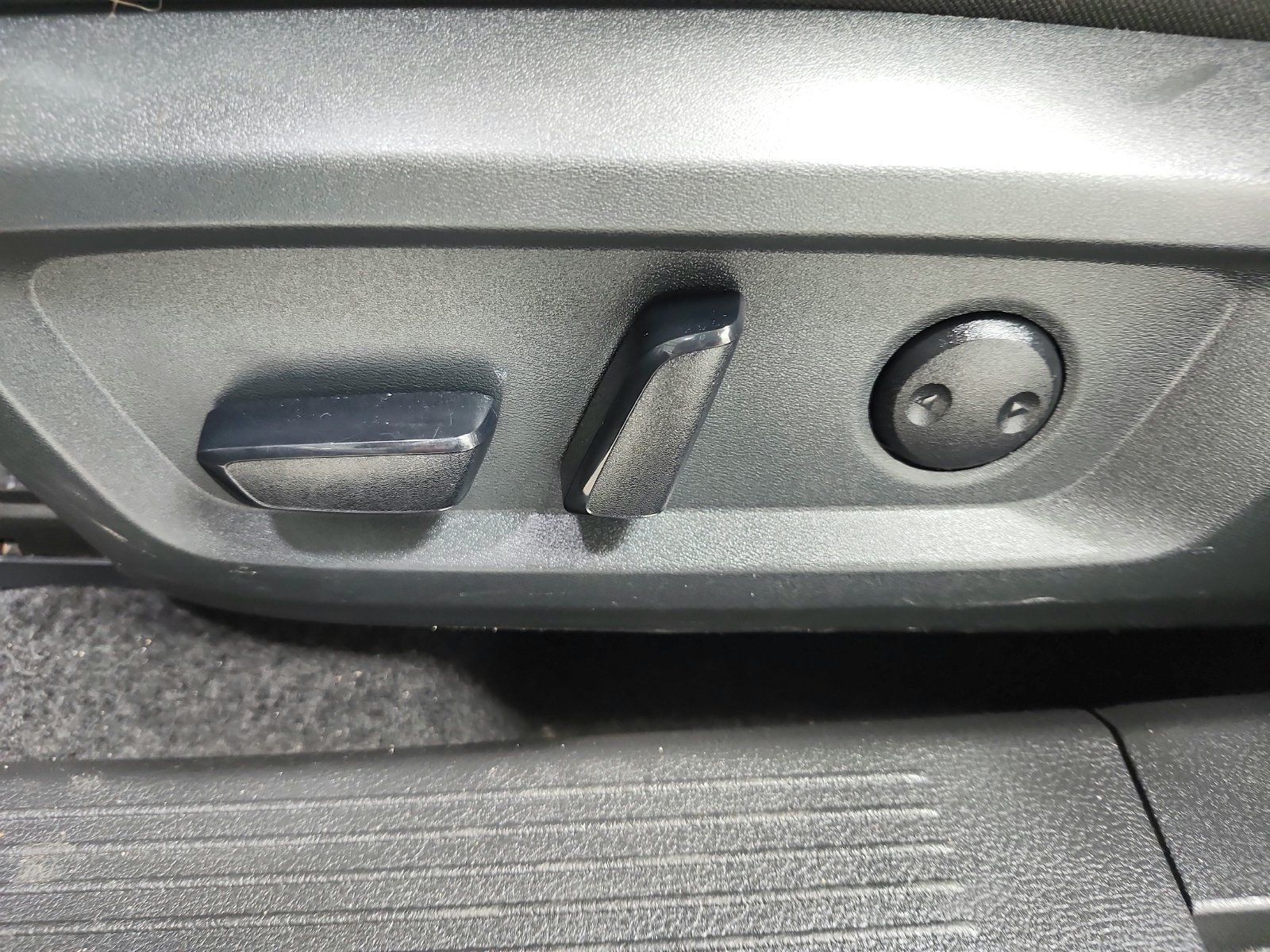 Used 2025 Nissan Rogue SV FWD image 11