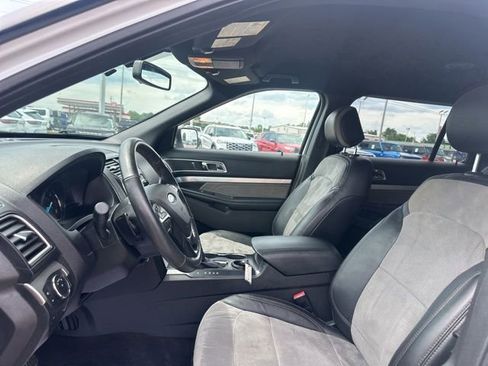 Used 2017 Ford Explorer XLT w/ Equipment Group 202A FWD image 33