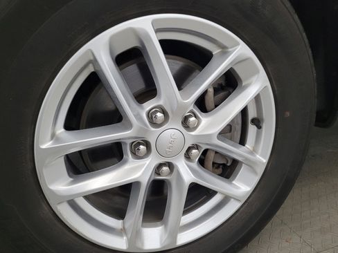 Used 2023 Jeep Grand Cherokee L Laredo image 31