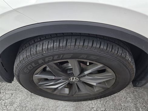 Used 2024 Volkswagen Tiguan SE w/ Panoramic Sunroof Package image 5