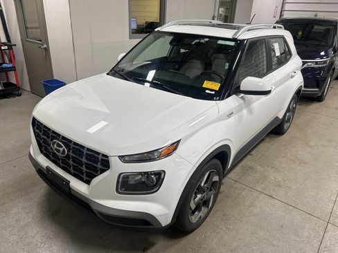 Used 2025 Hyundai Venue SEL image 1
