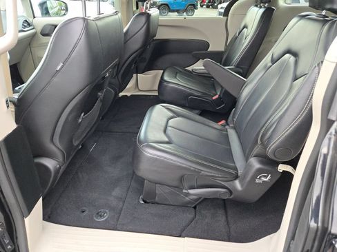 Certified 2024 Chrysler Pacifica Touring-L FWD image 20