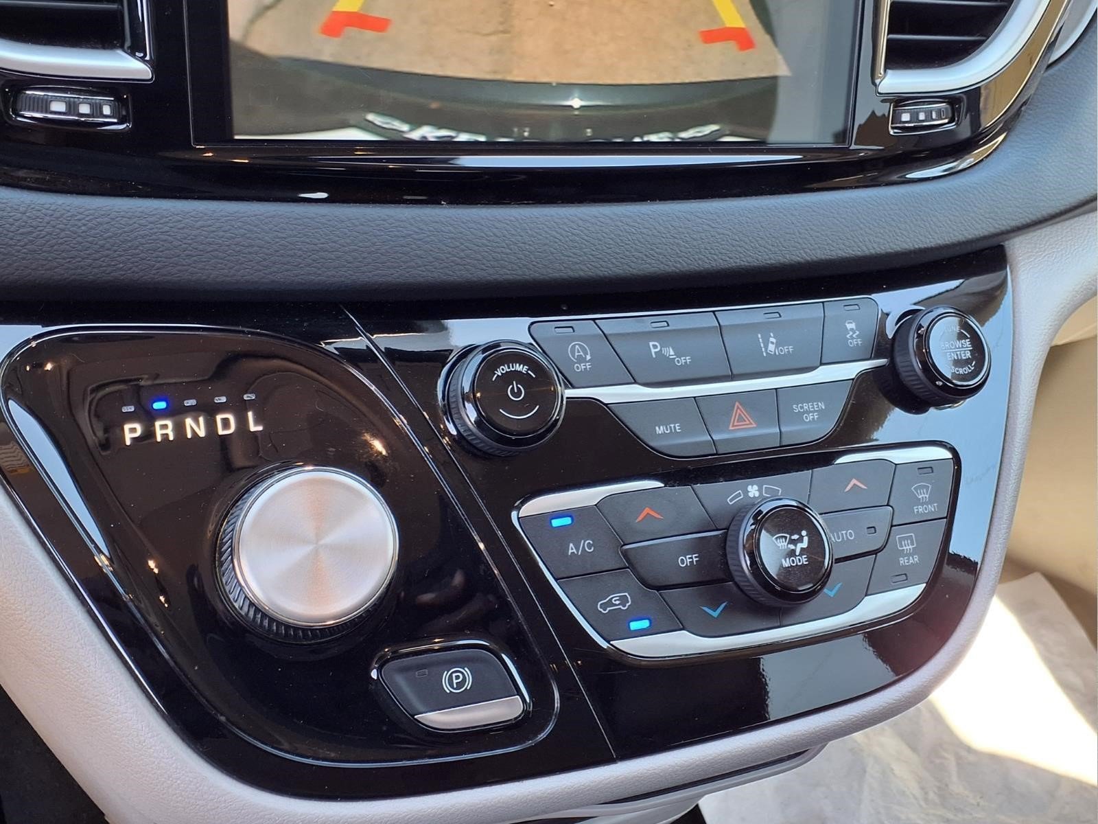 Used 2023 Chrysler Pacifica Touring-L FWD image 12