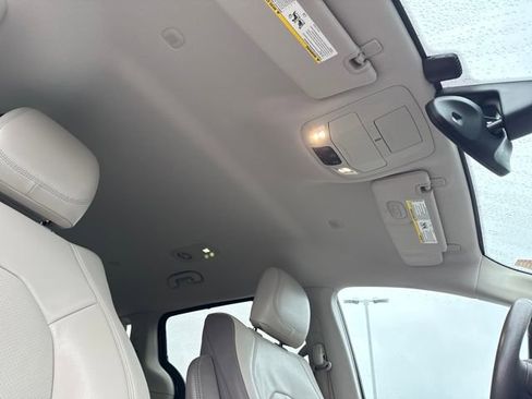 Used 2017 Chrysler Pacifica Touring-L Plus w/ Tire & Wheel Group image 25