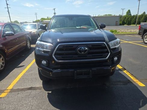 Used 2018 Toyota Tacoma SR5 AWD/4WD image 2