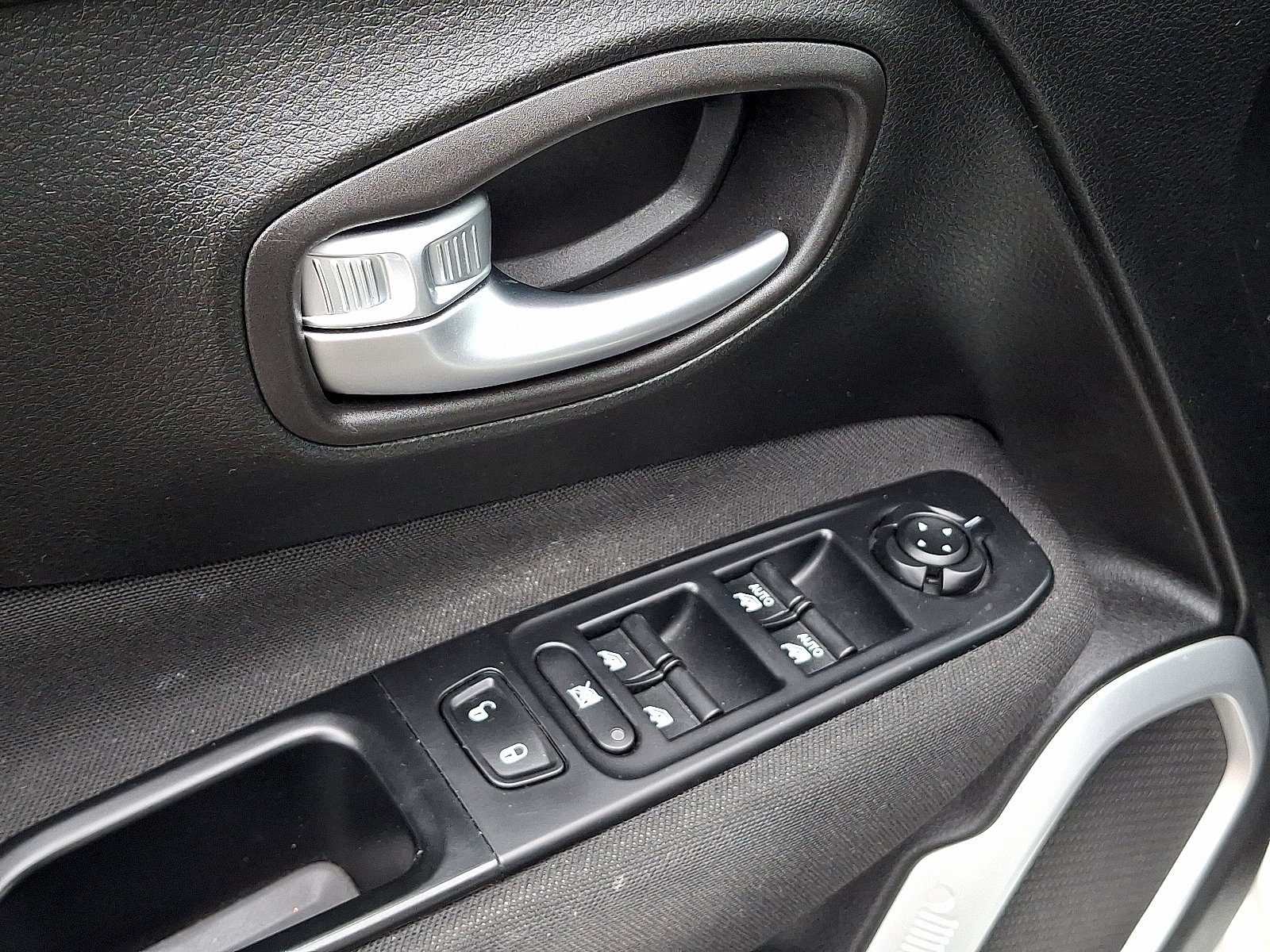 Certified 2018 Jeep Renegade Latitude AWD/4WD image 12