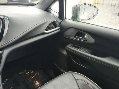 Used 2025 Chrysler Pacifica Limited image 17