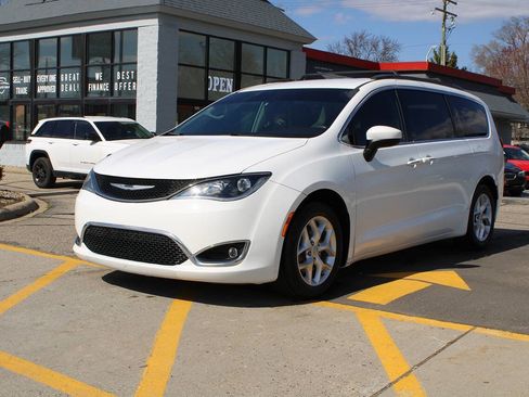 Used 2017 Chrysler Pacifica Touring Plus w/ Tire & Wheel Group image 3