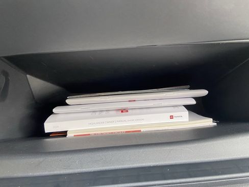 Used 2024 Toyota Highlander LE image 33