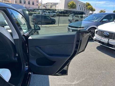 Used 2024 Tesla Model Y Long Range AWD/4WD image 35
